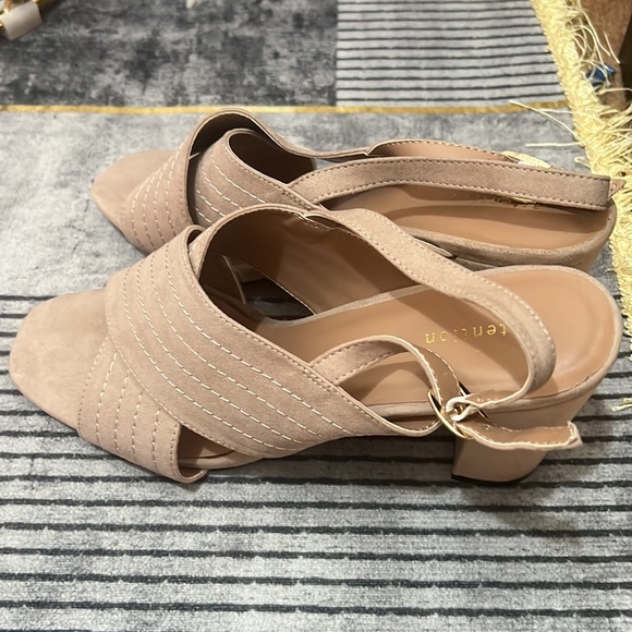 New taupe size 10 heels - Picture 2 of 4